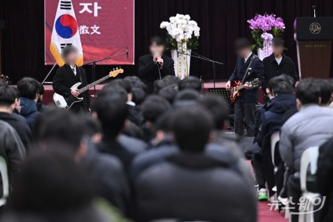 엄마와 이모할머니 바라보며 공연하는 임동현 군