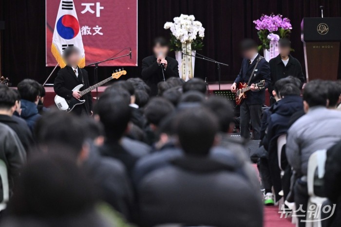 (중앙)이부진 호텔신라 대표이사 사장 겸 두을장학재단 이사장의 아들 임동현 군이 9일 오전 서울 강남구 휘문고등학교에서 열린 졸업식에서 공연을 하고 있다. 사진=강민석 기자 kms@newsway.co.kr