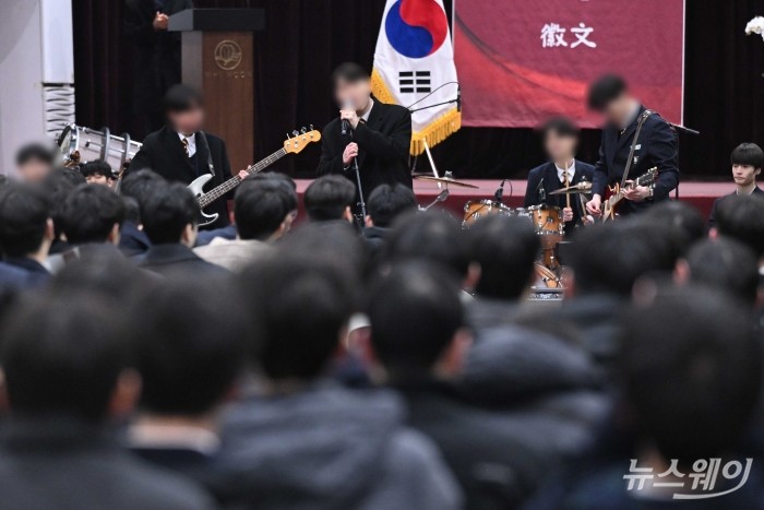 (중앙)이부진 호텔신라 대표이사 사장 겸 두을장학재단 이사장의 아들 임동현 군이 9일 오전 서울 강남구 휘문고등학교에서 열린 졸업식에서 공연을 하고 있다. 사진=강민석 기자 kms@newsway.co.kr