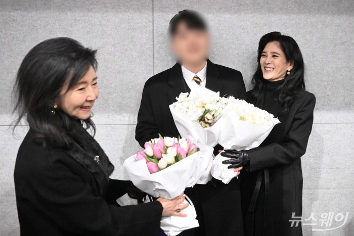 이부진 호텔신라 대표이사 사장 겸 두을장학재단 이사장이 9일 오전 서울 강남구 휘문고등학교에서 열린 아들 임동현 군 졸업식에 참석해 미소를 머금고 있다. (왼쪽부터)홍라영 전 삼성미술관 리움 총괄부관장, 임 군, 이 호텔신라 대표. 사진=강민석 기자 kms@newsway.co.kr