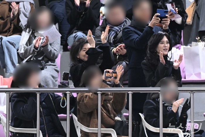 (오른쪽)이부진 호텔신라 대표이사 사장 겸 두을장학재단 이사장과 홍라영 전 삼성미술관 리움 총괄부관장이 9일 오전 서울 강남구 휘문고등학교에서 열린 이 사장의 아들 임동현 군 졸업식에 참석해 교내 밴드 활동을 한 아들의 보컬 공연을 관람 마친 뒤 박수를 보내고 있다. 사진=강민석 기자 kms@newsway.co.kr