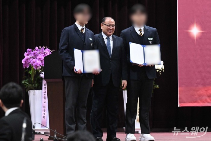 (오른쪽)이부진 호텔신라 대표이사 사장 겸 두을장학재단 이사장과 아들 임동현 군이 9일 오전 서울 강남구 휘문고등학교에서 열린 졸업식에서 장학증서를 수상하고 기념촬영을 하고 있다. 사진=강민석 기자 kms@newsway.co.kr