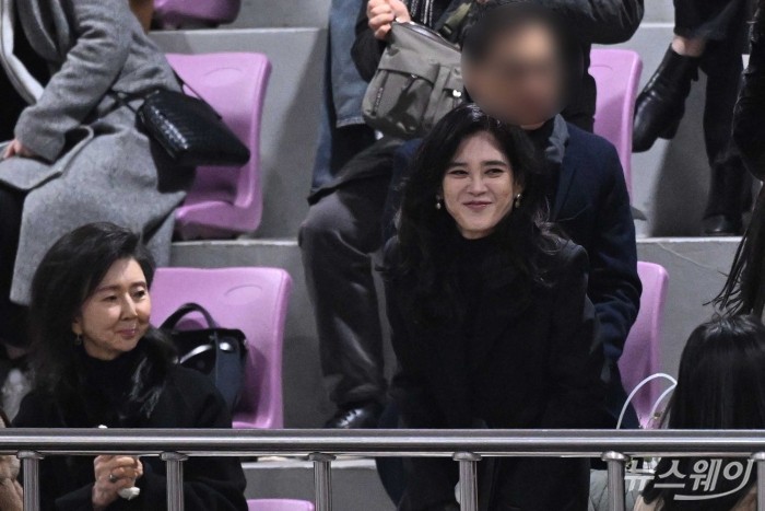 이부진 호텔신라 대표이사 사장 겸 두을장학재단 이사장이 9일 오전 서울 강남구 휘문고등학교에서 열린 이 사장의 아들 임동현 군 졸업식에 참석해 교내 밴드 활동을 한 아들의 보컬 공연을 관람하며 미소 짓고 있다. (왼쪽)홍라영 전 삼성미술관 리움 총괄부관장. 사진=강민석 기자 kms@newsway.co.kr