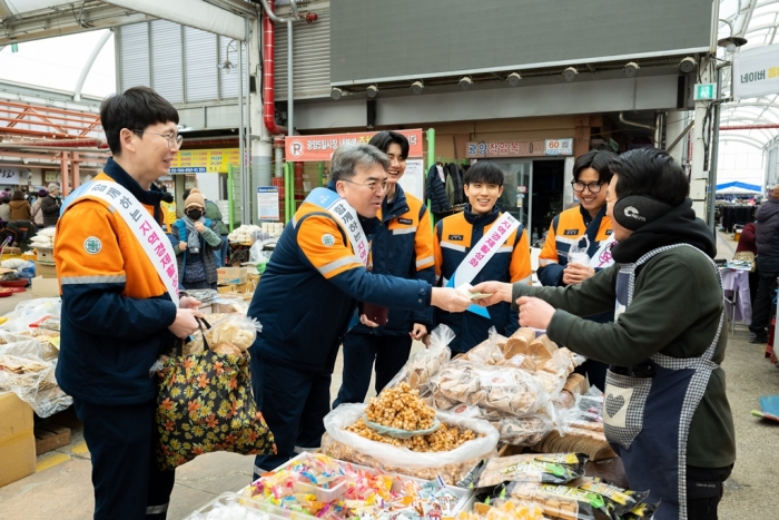광양제철소 임직원들이 6일 광양5일시장에서 식자재를 구매하고 있다.