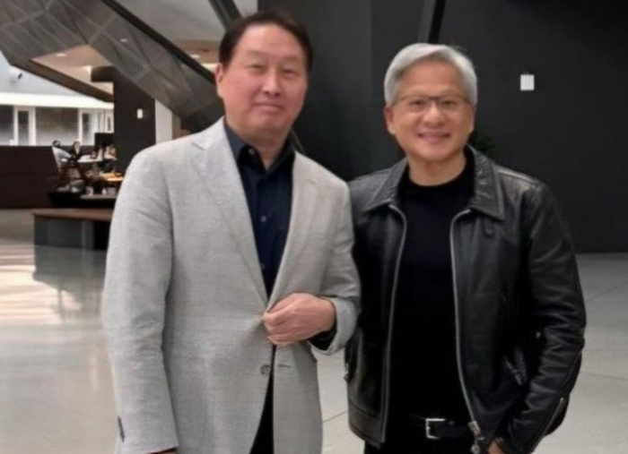 최태원 SK그룹 회장과 젠슨 황 엔비디아 CEO가 미국 실리콘벨리 엔비디아 본사에서 전격 회동했다. 사진=최태원 회장 SNS 캡쳐
