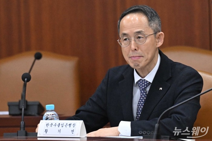 황기연 한국수출입은행장이 10일 오전 서울 종로구 정부서울청사에서 열린 대외경제장관회의에서 구윤철 부총리 겸 재정경제부 장관의 모두발언을 경청하며 자료를 살펴보고 있다. 사진=강민석 기자 kms@newsway.co.kr
