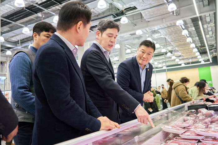 정용진 신세계그룹 회장이 설 연휴를 일주일 앞둔 9일 인천 트레이더스 구월점을 찾아 축산 매장에서 상품을 살펴보고 있다./사진=이마트 제공