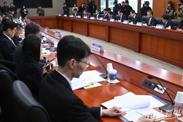 (오른쪽 네 번째)이찬진 금융감독원장이 10일 오후 서울 여의도 금융투자협회에서 열린 증권회사 CEO 간담회에서 모두발언을 하고 있다. 사진=강민석 기자 kms@newsway.co.kr