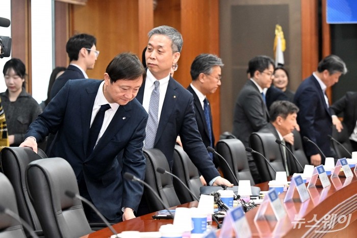 (왼쪽 첫 번째)이찬진 금융감독원장이 10일 오후 서울 여의도 금융투자협회에서 열린 증권회사 CEO 간담회에서 참석자들과 기념촬영을 마친 뒤 자리로 향하고 있다. 사진=강민석 기자 kms@newsway.co.kr