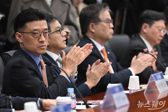 김미섭 미래에셋증권 대표가 10일 오후 서울 여의도 금융투자협회에서 열린 증권회사 CEO 간담회에 참석해 박수를 치고 있다. 사진=강민석 기자 kms@newsway.co.kr