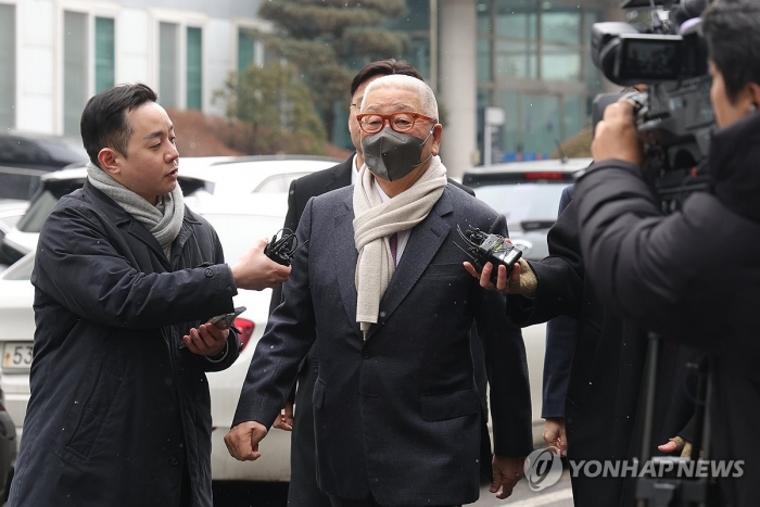 삼표그룹 정도원 회장이 10일 오후 경기도 의정부시 가능동 의정부지방법원에서 선고 공판 출석을 위해 법정으로 이동하고 있다. 사진=연합뉴스