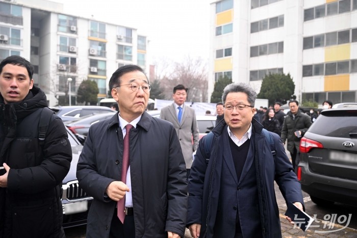 (왼쪽 두 번째)김윤덕 국토교통부 장관이 11일 오전 경기 고양시 1기 신도시 정비사업 선도지구를 찾아 현장을 살펴보고 있다. 사진=강민석 기자 kms@newsway.co.kr