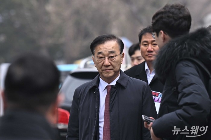 김윤덕 국토교통부 장관이 11일 오전 경기 고양시 1기 신도시 정비사업 선도지구 현장을 살펴보기 위해 이동하고 있다. 사진=강민석 기자 kms@newsway.co.kr