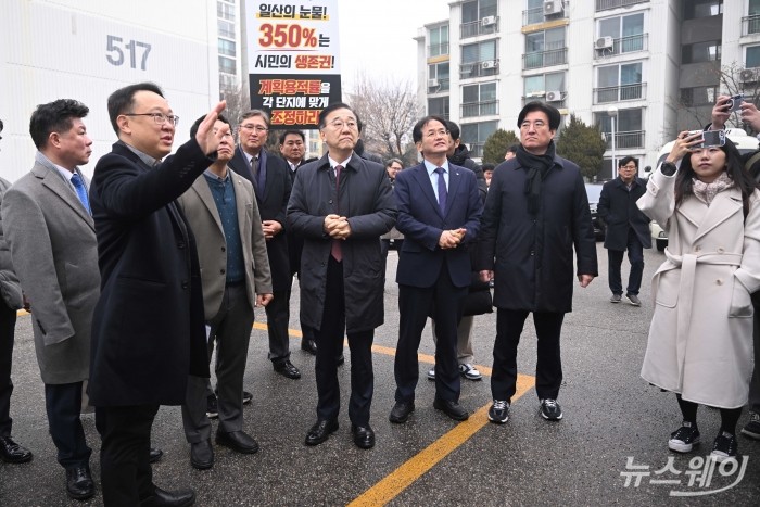 (오른쪽 세 번째)김윤덕 국토교통부 장관과 (두 번째)이동환 고양시장이 11일 오전 경기 고양시 1기 신도시 정비사업 선도지구 현장을 살펴보고 있다. 사진=강민석 기자 kms@newsway.co.kr