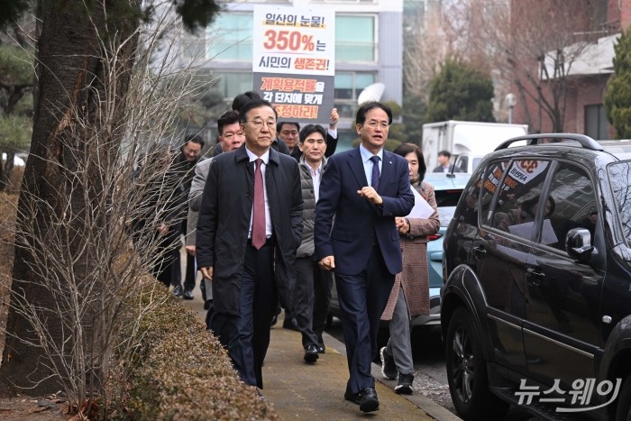 (왼쪽)김윤덕 국토교통부 장관과 이동환 고양시장이 11일 오전 경기 고양시 1기 신도시 정비사업 선도지구 현장을 살펴보기 위해 이동하고 있다. 사진=강민석 기자 kms@newsway.co.kr
