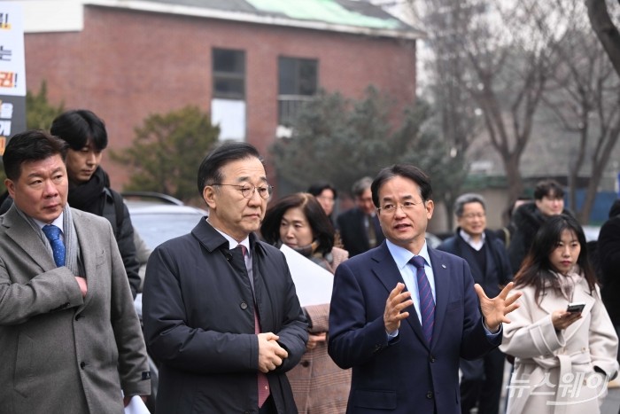 (왼쪽 두 번째)김윤덕 국토교통부 장관과 이동환 고양시장이 11일 오전 경기 고양시 1기 신도시 정비사업 선도지구 현장을 살펴보기 위해 이동던 중 대화하고 있다. 사진=강민석 기자 kms@newsway.co.kr
