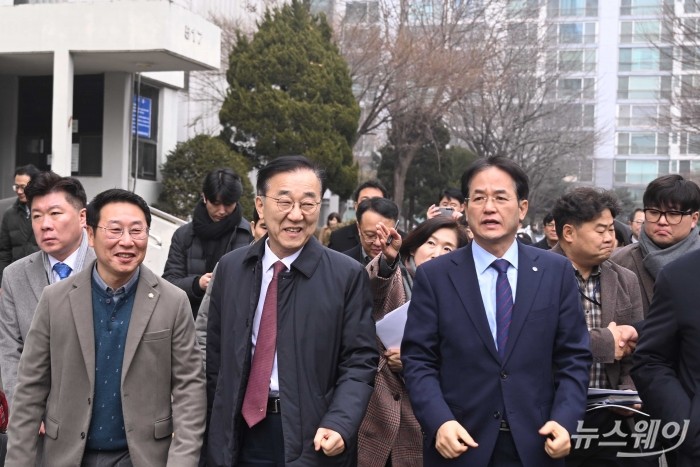 (왼쪽 두 번째)김윤덕 국토교통부 장관과 (오른쪽 첫 번째)이동환 고양시장이 11일 오전 경기 고양시 1기 신도시 정비사업 선도지구 현장을 살펴보기 위해 이동하고 있다. 사진=강민석 기자 kms@newsway.co.kr