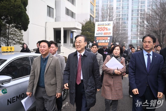 (왼쪽 두 번째)김윤덕 국토교통부 장관과 (오른쪽 첫 번째)이동환 고양시장이 11일 오전 경기 고양시 1기 신도시 정비사업 선도지구 현장을 살펴보기 위해 이동하고 있다. 사진=강민석 기자 kms@newsway.co.kr