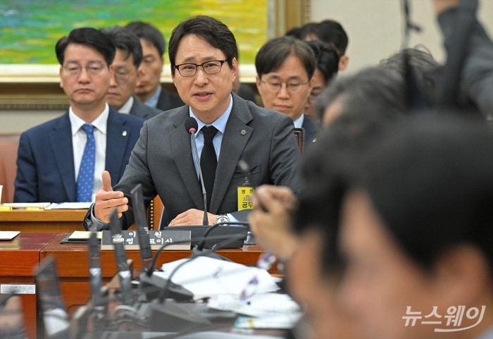 이재원 빗썸 대표이사가 11일 오전 서울 여의도 국회에서 열린 정무위원회의 빗썸 비트코인 이벤트 오지급 사태 관련 긴급 현안질의에서 의원들의 질의에 답하고 있다. 사진=이수길 기자 Leo2004@newsway.co.kr