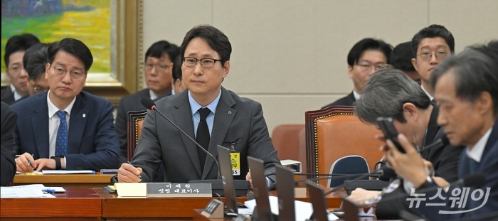 이재원 빗썸 대표이사가 11일 오전 서울 여의도 국회에서 열린 정무위원회의 빗썸 비트코인 이벤트 오지급 사태 관련 긴급 현안질의에서 의원들의 질의를 듣고 있다. 사진=이수길 기자 Leo2004@newsway.co.kr