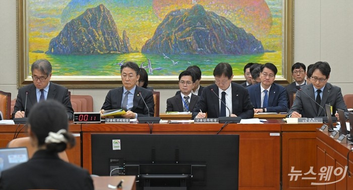 이재원 빗썸 대표이사가 11일 오전 서울 여의도 국회에서 열린 정무위원회 빗썸 비트코인 이벤트 오지급 사태 관련 긴급 현안질의에서 의원들의 질의를 듣고 있다. 사진=이수길 기자 Leo2004@newsway.co.kr