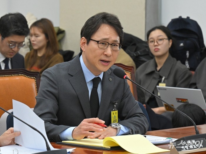 이재원 빗썸 대표이사가 11일 오전 서울 여의도 국회에서 열린 정무위원회 빗썸 비트코인 이벤트 오지급 사태 관련 긴급 현안질의에서 의원들의 질의에 답하고 있다. 사진=이수길 기자 Leo2004@newsway.co.kr