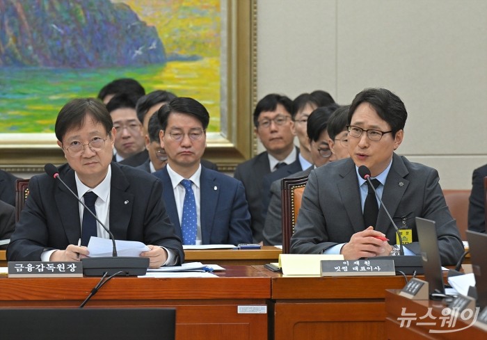 이재원 빗썸 대표이사가 11일 오전 서울 여의도 국회에서 열린 정무위원회의 빗썸 비트코인 이벤트 오지급 사태 관련 긴급 현안질의에서 의원들의 질의에 답하고 있다. 사진=이수길 기자 Leo2004@newsway.co.kr