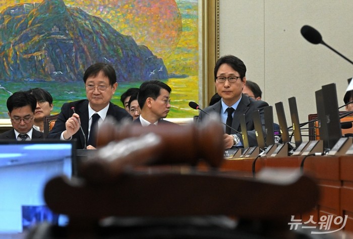 이재원 빗썸 대표이사가 11일 오전 서울 여의도 국회에서 열린 정무위원회 빗썸 비트코인 이벤트 오지급 사태 관련 긴급 현안질의에서 의원들의 질의를 듣고 있다. 사진=이수길 기자 Leo2004@newsway.co.kr