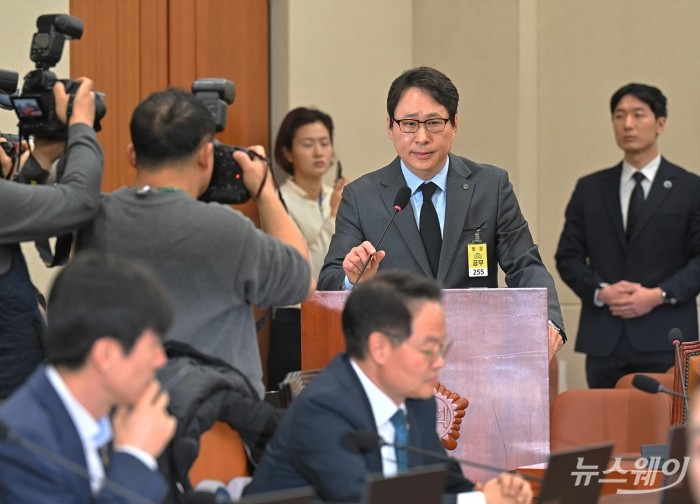 이재원 빗썸 대표이사가 11일 오전 서울 여의도 국회에서 열린 정무위원회 빗썸 비트코인 이벤트 오지급 사태 관련 긴급 현안질의에서 의원들의 질의에 답하고 있다. 사진=이수길 기자 Leo2004@newsway.co.kr