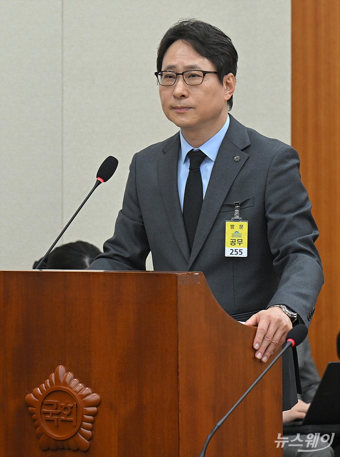 이재원 빗썸 대표이사가 11일 오전 서울 여의도 국회에서 열린 정무위원회의 빗썸 비트코인 이벤트 오지급 사태 관련 긴급 현안질의에서 의원의 질의에 답하기 위해 발언대로 나와 있다. 사진=이수길 기자 Leo2004@newsway.co.kr