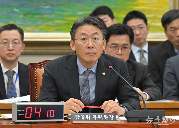 권대영 금융위원회 부위원장이 11일 오전 서울 여의도 국회에서 열린 정무위원회의 빗썸 비트코인 이벤트 오지급 사태 관련 긴급 현안질의에서 의원들의 질의를 듣고 있다. 사진=이수길 기자 Leo2004@newsway.co.kr