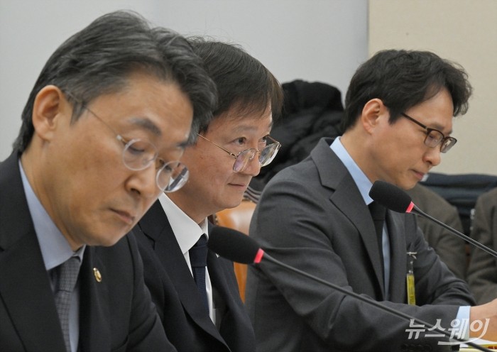 권대영 금융위원회 부위원장과 이찬진 금융감독원장, 이재원 빗썸 대표이사가 11일 오전 서울 여의도 국회에서 열린 정무위원회 빗썸 비트코인 이벤트 오지급 사태 관련 긴급 현안질의에서 의원들의 질의를 듣고 있다. 사진=이수길 기자 Leo2004@newsway.co.kr