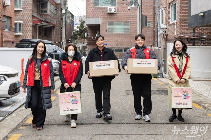 롯데월드 샤롯데 봉사단이 지난 10일 도움의 손길이 필요한 어르신들에게 직접 포장한 '드림溫(온)박스'를 전달했다. 사진=롯데월드