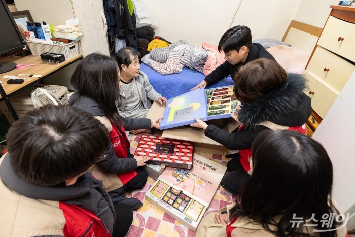 롯데월드 샤롯데 봉사단이 지난 10일 도움의 손길이 필요한 어르신들에게 직접 포장한 '드림溫(온)박스'를 전달했다. 사진=롯데월드