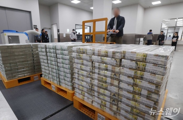 민족 대명절 설을 앞둔 11일 오전 서울 중구 한국은행 본점에서 직원이 시중은행에 공급될 설 자금 방출 작업을 하고 있다. 사진=사진공동취재단