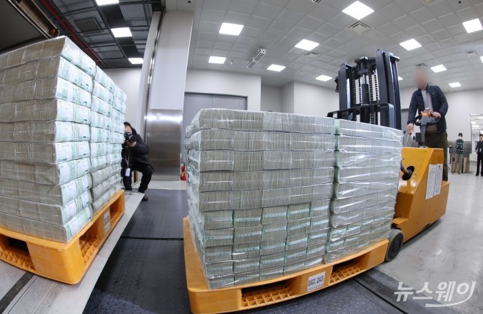 민족 대명절 설을 앞둔 11일 오전 서울 중구 한국은행 본점에서 직원이 시중은행에 공급될 설 자금 방출 작업을 하고 있다. 사진=사진공동취재단