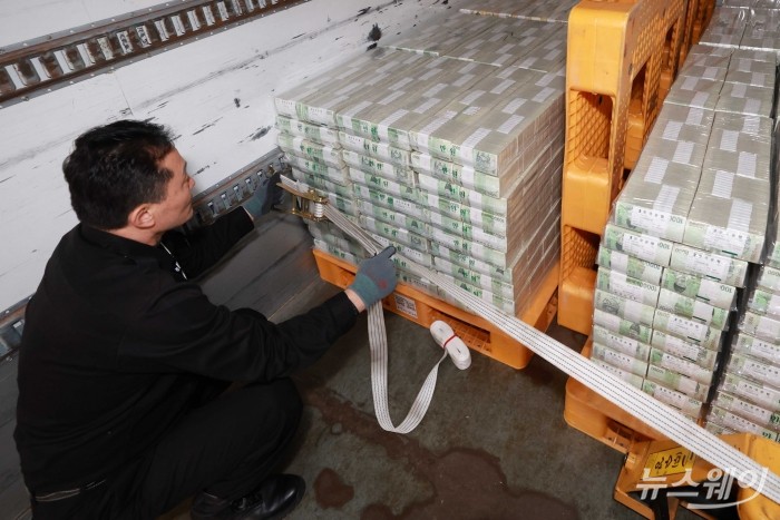 민족 대명절 설을 앞둔 11일 오전 서울 중구 한국은행 본점에서 직원이 시중은행에 공급될 설 자금 방출 작업을 하고 있다. 사진=사진공동취재단