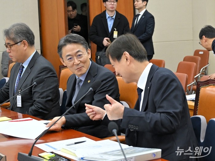 권대영 금융위원회 부위원장과 이찬진 금융감독원장이 11일 오전 서울 여의도 국회에서 열린 정무위원회의 빗썸 비트코인 이벤트 오지급 사태 관련 긴급 현안질의에서 개회를 앞두고 대화하고 있다. 사진=이수길 기자 Leo2004@newsway.co.kr