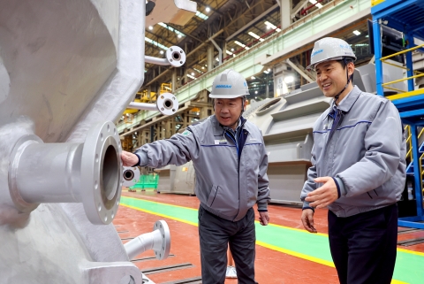 현장서 답 찾는 두산 박정원 회장···에너지·AI 동시 공략