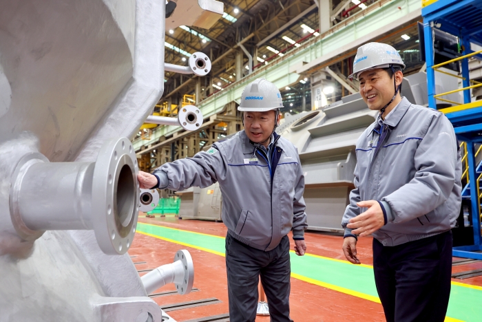 박정원 두산그룹 회장(왼쪽)이 11일, 경남 창원 두산에너빌리티 사업장을 방문해 제작 중인 발전용 가스터빈 제품을 살펴보고 있다. 사진=두산그룹 제공