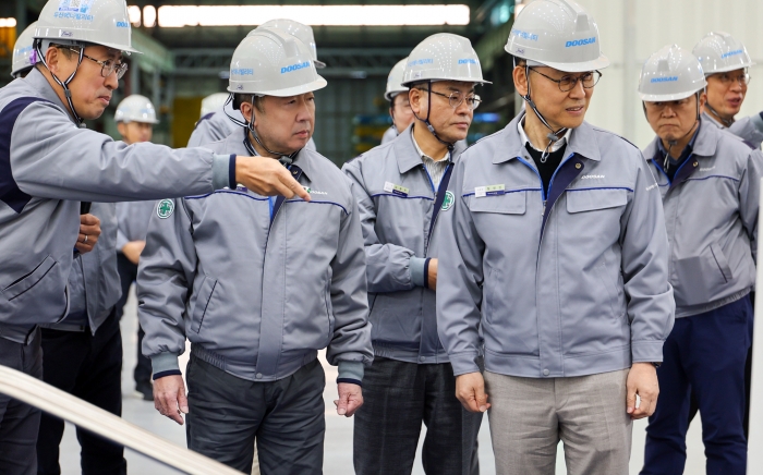 박정원 두산그룹 회장(왼쪽에서 두번째)이 11일, 경남 창원 두산에너빌리리티 사업장을 방문해 소형모듈원전(SMR) 제작라인을 둘러보고 있다. 사진=두산그룹 제공
