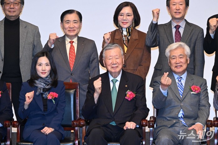 (중앙)이중근 부영그룹회장 겸 대한노인회장이 12일 오전 서울 중구 부영태평빌딩에서 열린 제13대 UN한국협회 회장 이·취임식에서 협회장으로 취임된 후 참석자들과 기념촬영을 하고 있다. 사진=강민석 기자 kms@newsway.co.kr