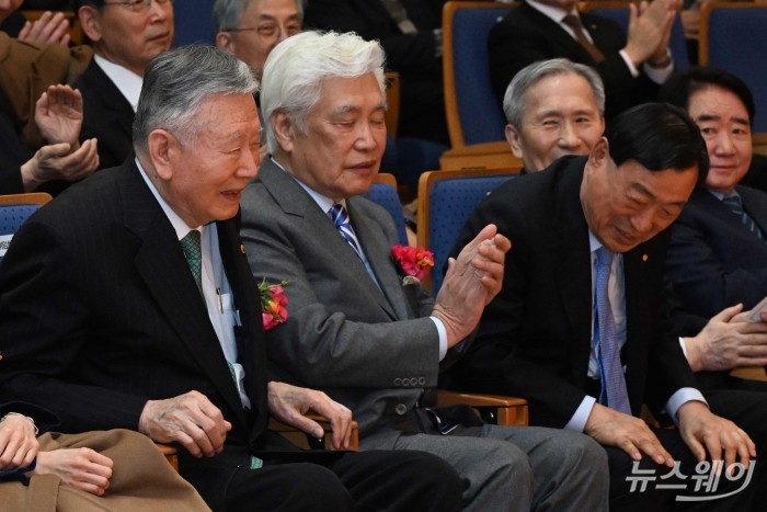 이중근 부영그룹회장 겸 대한노인회장을 비롯한 참석자들이 12일 오전 서울 중구 부영태평빌딩에서 열린 제13대 UN한국협회 회장 이·취임식에서 미소를 짓고 있다. (왼쪽부터)이 회장, 곽영훈 전임 UN한국협회장, 이희범 부영그룹 회장, 김관진 대한노인회 고문, 이석현 대한노인회 상임부회장. 사진=강민석 기자 kms@newsway.co.kr