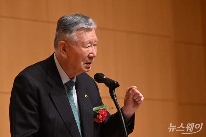 이중근 부영그룹회장 겸 대한노인회장이 12일 오전 서울 중구 부영태평빌딩에서 열린 제13대 UN한국협회 회장 이·취임식에서 취임사를 하고 있다. 사진=강민석 기자 kms@newsway.co.kr