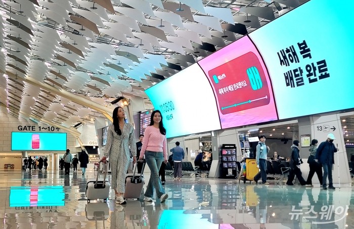 배달의민족이 12일 오전 서울 강서구 김포국제공항 국내선 청사에 설치된 전광판에 '여행의 설렘이 식지 않도록'을 주제로 시계 API를 연동한 시보 광고를 송출하고 있다.사진=이수길 기자 Leo2004@newsway.co.kr