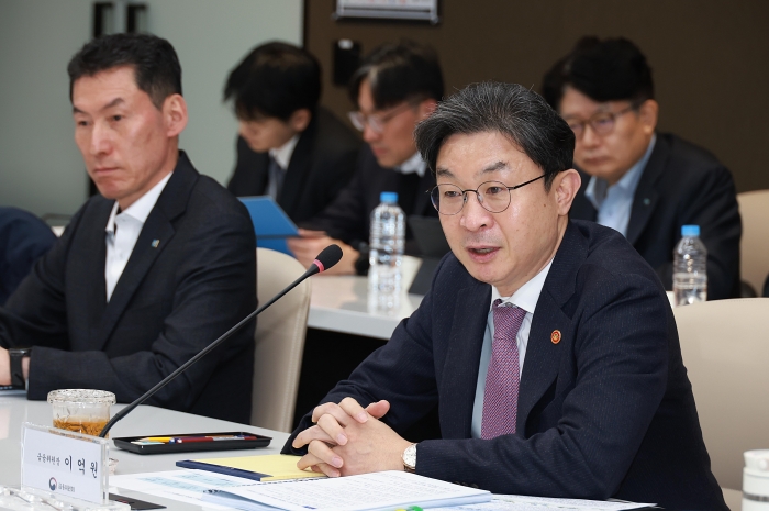 이억원 금융위원장이 11일 오전 광주광역시 서구 기아오토랜드 광주1공장에 방문해 생산라인을 시찰하며, 미래자동차 산업의 현황과 현대·기아자동차의 글로벌 경쟁력에 대한 설명을 청취하고, 산업현장에 대한 이해도를 제고했다. 사진=금융위 제공