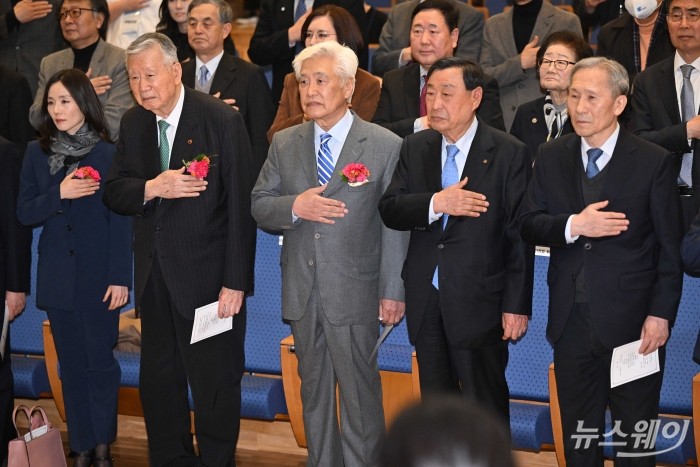 이중근 부영그룹회장 겸 대한노인회장을 비롯한 참석자들이 12일 오전 서울 중구 부영태평빌딩에서 열린 제13대 UN한국협회 회장 이·취임식에서 국민의례를 하고 있다. (왼쪽부터)김진아 외교부 2차관, 이 회장, 곽영훈 전임 UN한국협회장, 이희범 부영그룹 회장, 김관진 대한노인회 고문. 사진=강민석 기자 kms@newsway.co.kr