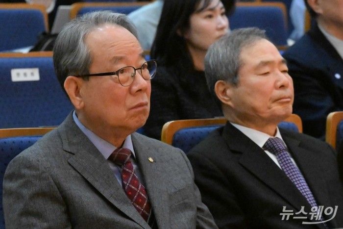 (왼쪽)최양환 부영그룹 사장이 12일 오전 서울 중구 부영태평빌딩에서 열린 제13대 UN한국협회 회장 이·취임식에 참석해 이중근 신임 UN한국협회장의 취임사를 경청하고 있다. 사진=강민석 기자 kms@newsway.co.kr