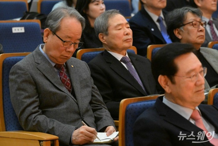 최양환 부영그룹 사장이 12일 오전 서울 중구 부영태평빌딩에서 열린 제13대 UN한국협회 회장 이·취임식에 참석해 이중근 신임 UN한국협회장의 취임사를 경청하며 필기를 하고 있다. 사진=강민석 기자 kms@newsway.co.kr