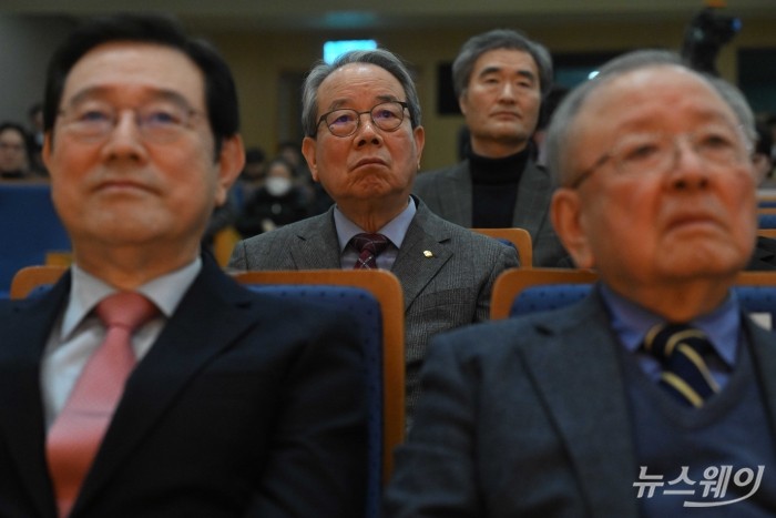 최양환 부영그룹 사장이 12일 오전 서울 중구 부영태평빌딩에서 열린 제13대 UN한국협회 회장 이·취임식에 참석해 이중근 신임 UN한국협회장의 취임사를 경청하고 있다. 사진=강민석 기자 kms@newsway.co.kr
